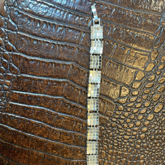 Beautiful rhinestone bracelet with secure lock - Picture 3 of 5